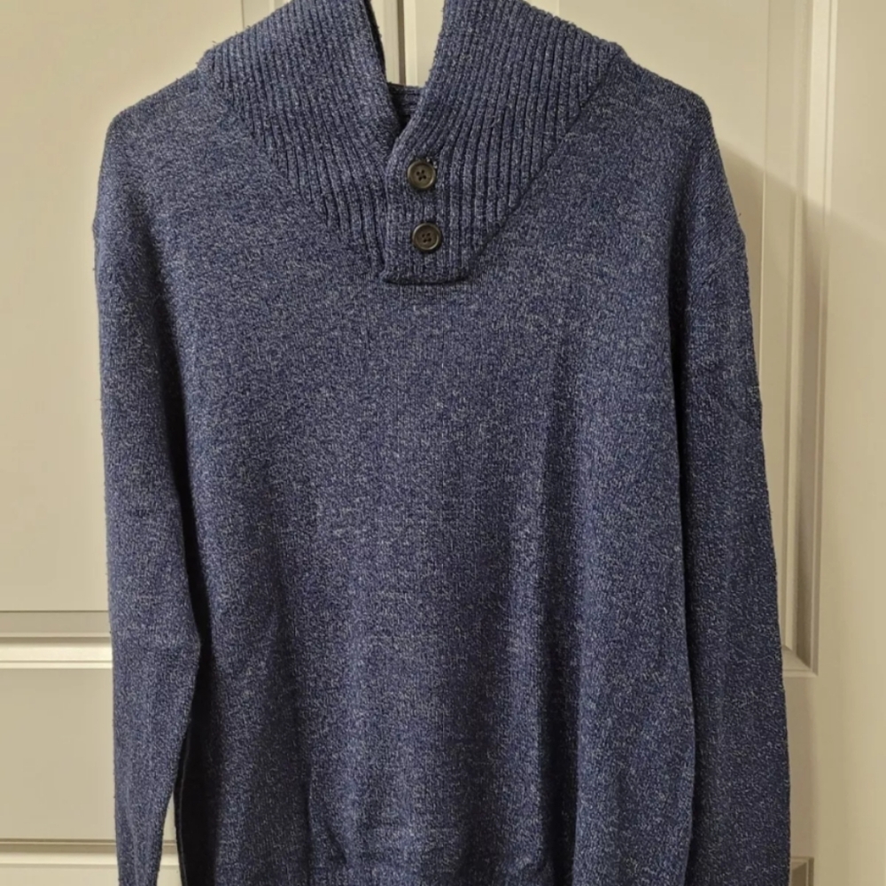 Good Fellow Men's Sweater Size: Large Two Buttons